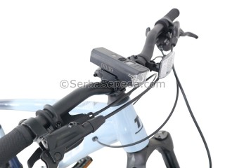 Cycliste Lampu Depan Sensor CE-300 Lumens